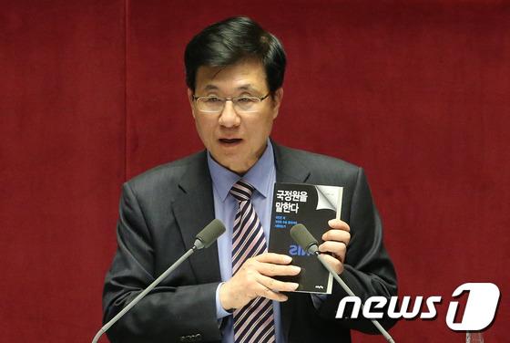 국정원 관련 이야기하는 신경민 의원