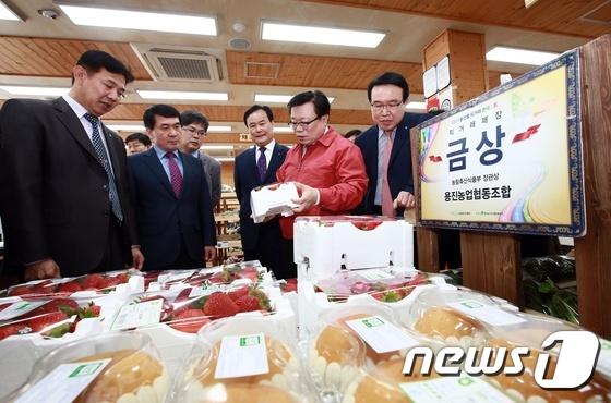 용진농협 로컬푸드 직매장 둘러보는 이동필 농축식품부 장관