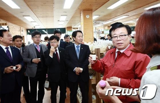 용진농협 로컬푸드 직매장 찾은 이동필 농축식품부 장관