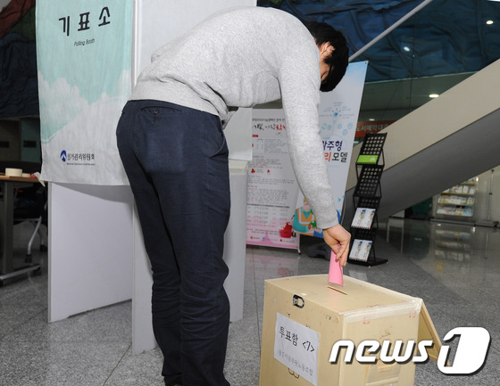 투표하는 직원들