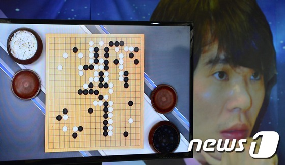 [인간 vs AI] 실수한 이세돌-예상보다 강한 알파고…중반까지 팽팽