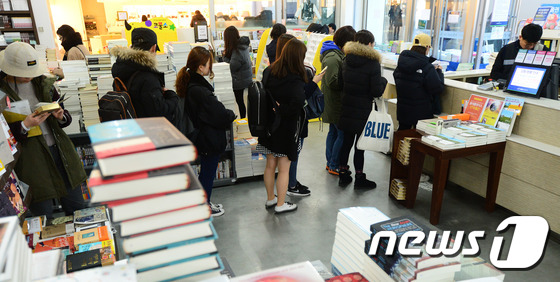 신학기 대학가 서점 교재구하는 줄