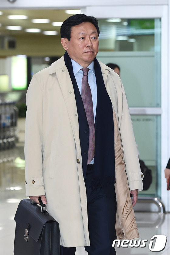 신격호에서 신동빈으로…1년만에 주인 완전히 바뀐 롯데