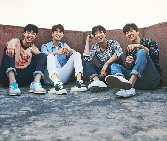 씨엔블루 블루밍, 해외 8개국 아이튠즈 차트 1위