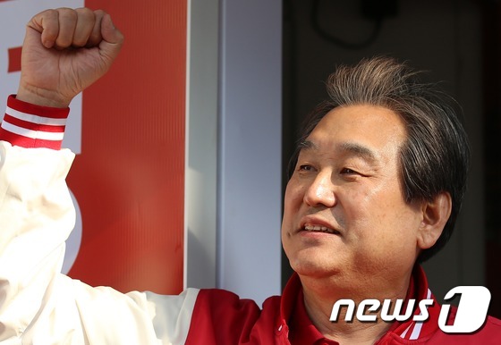 주먹 쥔 김무성