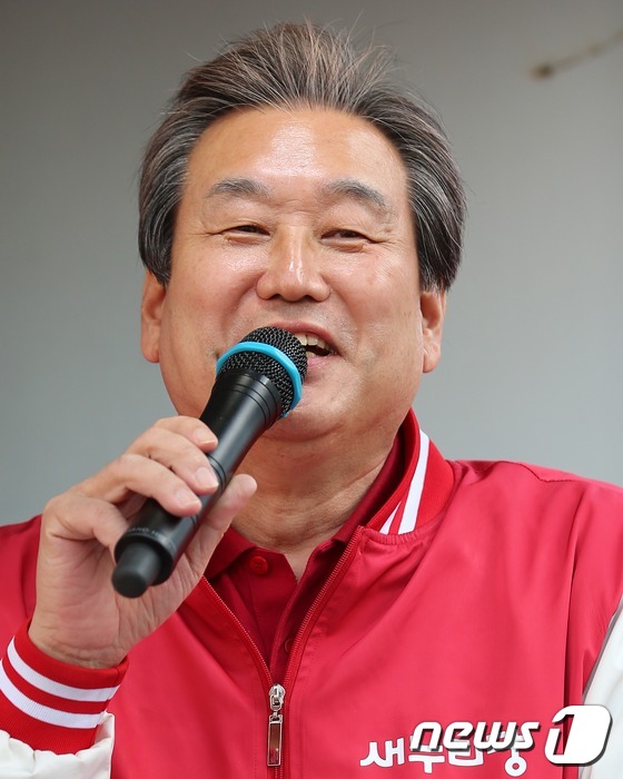 웃음짓는 김무성 대표