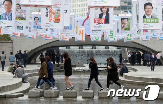 청계천 홍보물 보는 시민들