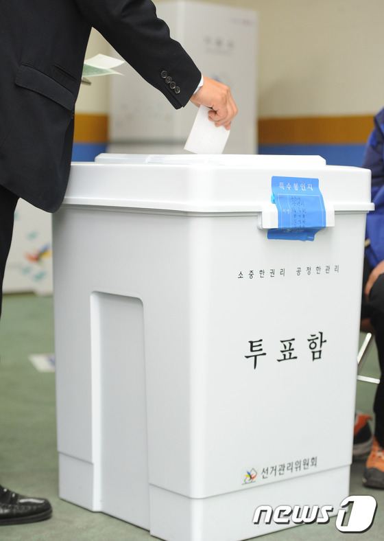 전남 사전투표 첫날 오전 10시 투표율 2.12%…전국 1위