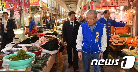 부평 시장 찾은 김종인 대표