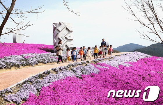꽃구경 나온 아이들