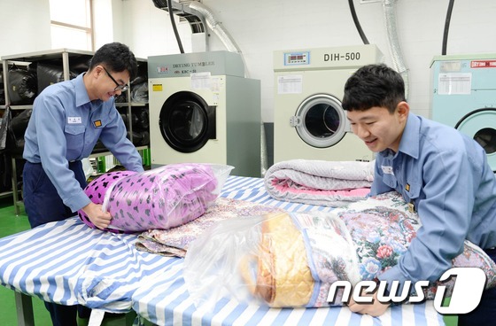 독거노인 이불 세탁하는 해군 장병들