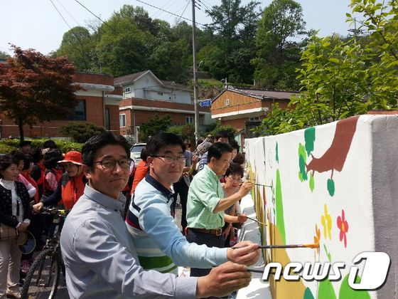 전주시 진북동 도토리골 담장 벽화로 꾸몄어요