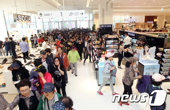 방문객으로 붐비는 롯데피트인 산본