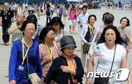 대형크루즈 타고 부산 관광 온 일본인 관광객