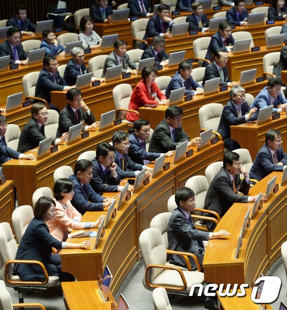 전자투표 시연하는 초선의원들