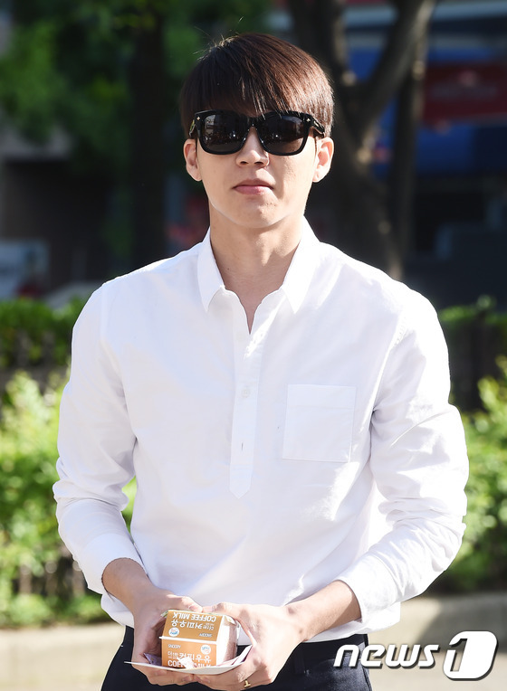 남우현, 여자들의 로망 단추 푼 화이트 셔츠~
