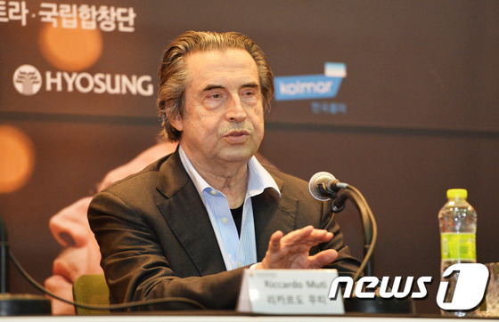 질문에 답하는 리카르도 무티