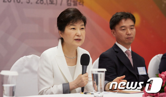 인사말하는 박근혜 대표