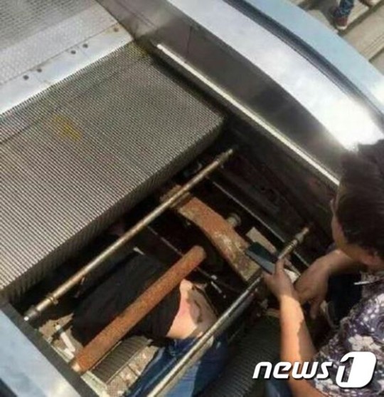 中 또 에스컬레이터에 사람 분쇄되는 사고 일어나… - 인스티즈(instiz... 인티포털 [인티포털] 中 또 에스컬레이터에 사람 분쇄되는 사고 일어나…