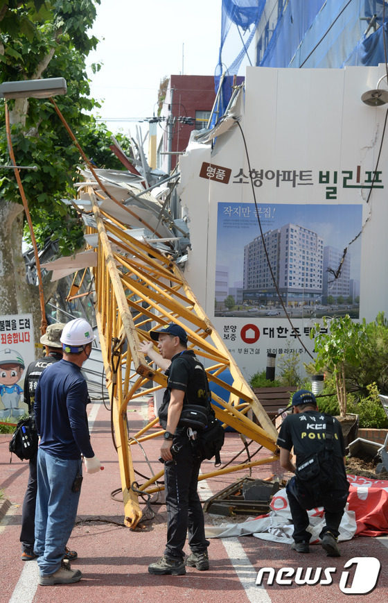 대전, 신축 아파트 타워크레인 사고 원인 조사하는 경찰 과학수사대