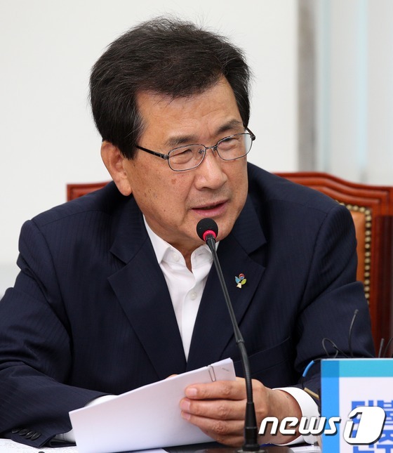 발언하는 이시종 충청북도 도지사