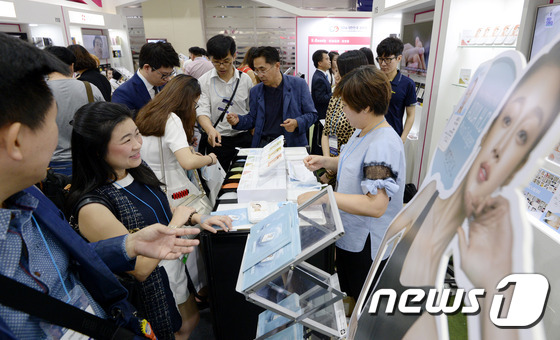 한국 화장품 인기 많아요