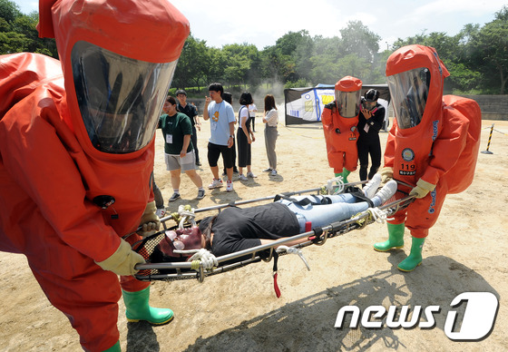 사상자 이송하는 119특수 구조대