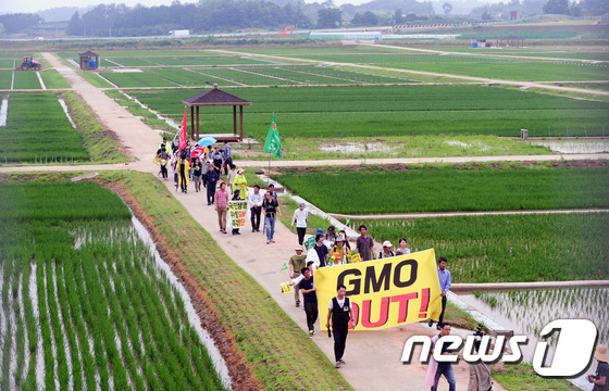 국립식량과학원에서 GMO OUT 외치는 집회 참가자들