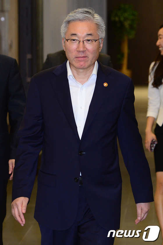 국내관광 활성화 및 관광산업 강화를 위한 업무협약식 참석하는 김종덕 장관