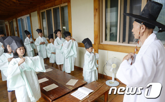 훈장님께 예절교육 받아요