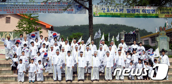 산토끼 노래 발생 이방초등학교에 모여든 기관장과 학생들