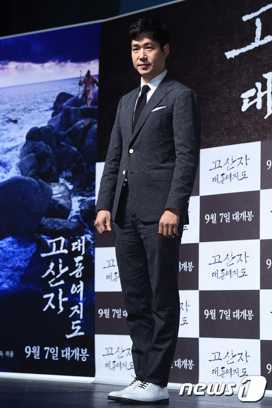 유준상, 말끔한 슈트에 백슈즈로 포인트