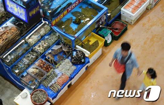 15년만의 콜레라...한산한 수산시장