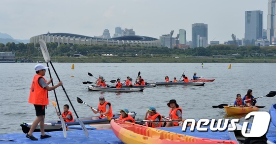 한강에서 가족 수상스포츠 즐겨요