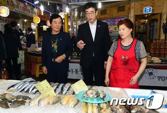 생선가게 방문한 이준식 사회부총리