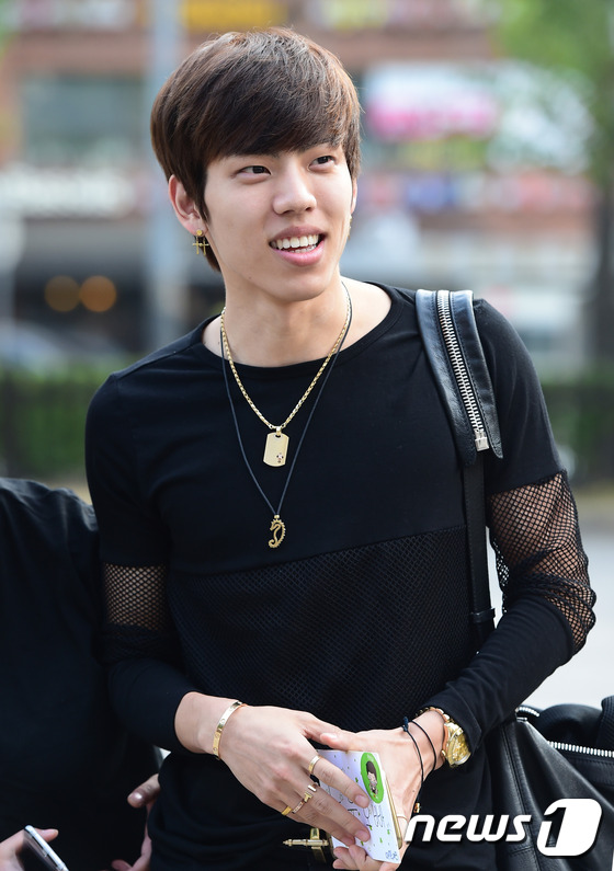 인피니트 동우, 소중한 손편지 꼭 쥐고~