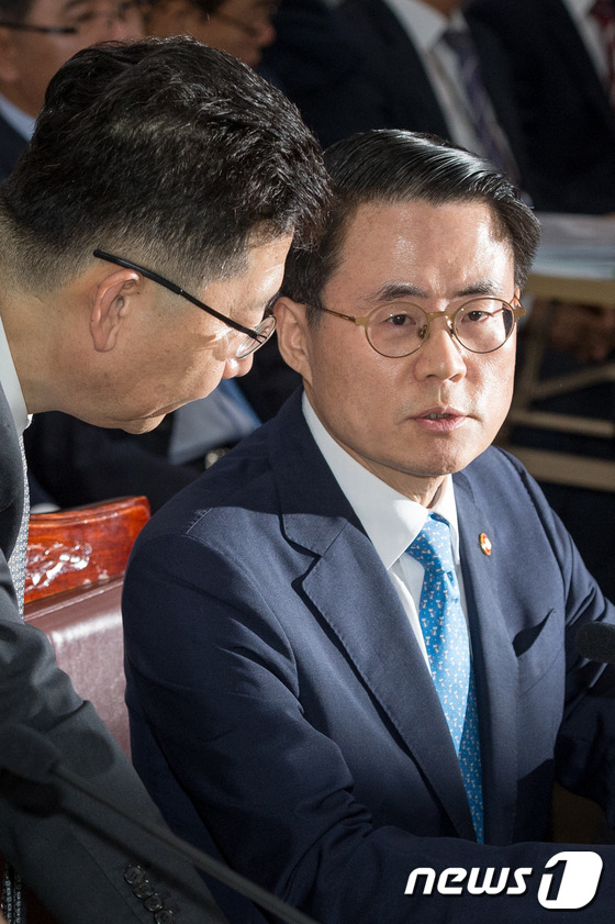 직원과 대화하는 김재수 농식품부 장관