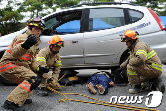 들것 가져와!
