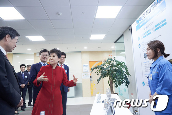 기술지원단 지원사례 설명 듣는 박근혜 대통령