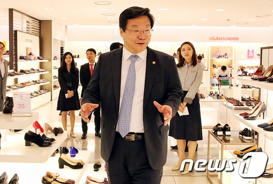 주형환 장관, 코리아 세일 페스타 현장 방문
