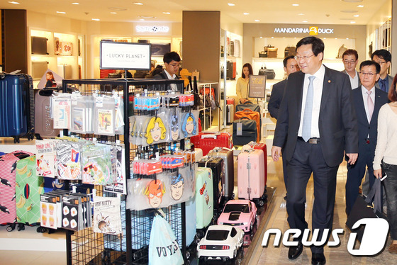 주형환 장관, 현대백화점 무역센터점 방문