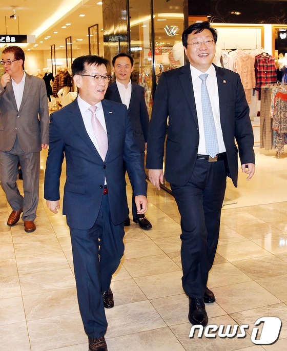 현대백화점 무역센터점 방문한 주형환 장관