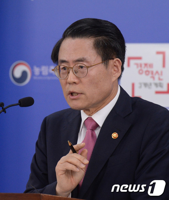 질의에 답변하는 김재수 농식품부 장관