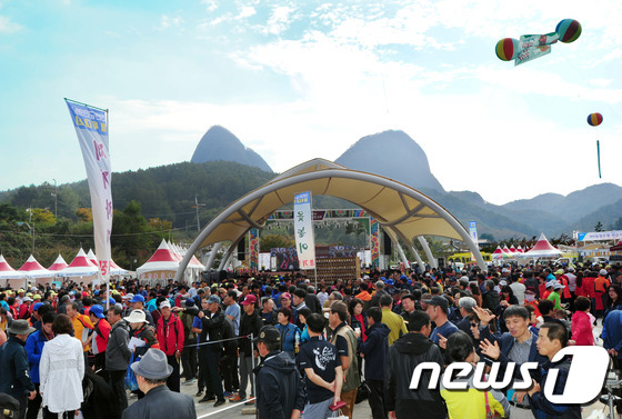 맑은 가을 하늘 마이산 아래에서 즐기는 진안홍삼축제