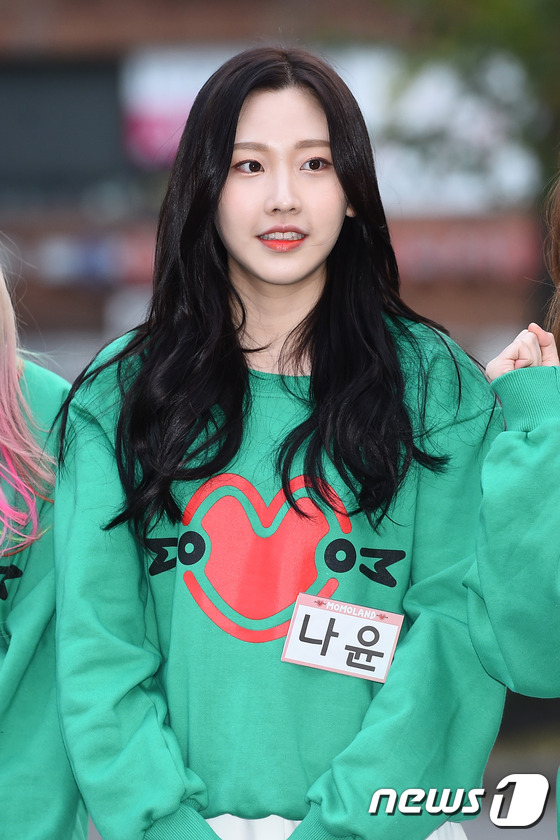 모모랜드 나윤, 흑발의 청순한 미모