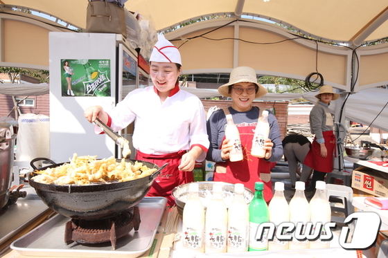 인삼튀김 만들고 있어요