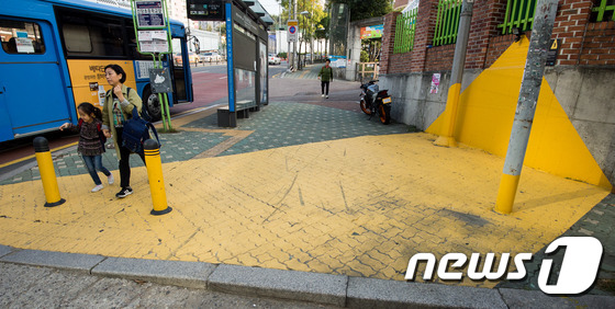 초등학교 앞 옐로카펫 어린이 교통사고 줄인다