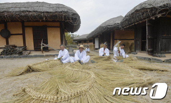 외암 민속마을 초가집 겨울준비