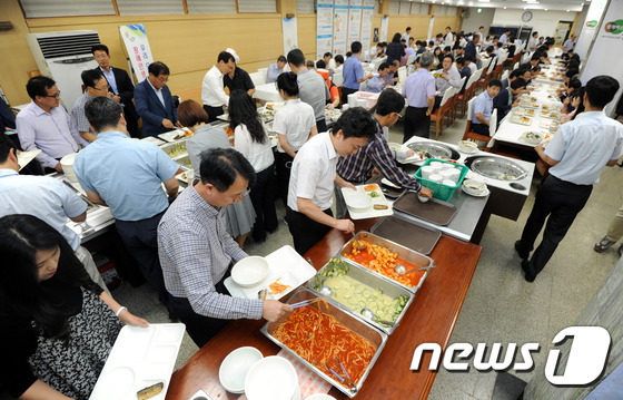 “청탁금지법 여파 줄이자” 충북도청 구내식당 휴무 확대