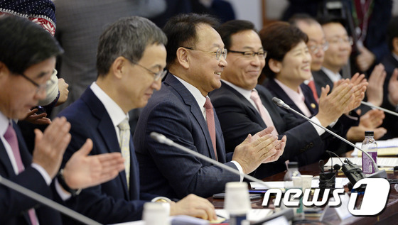 박수치는 중장기전략 위원들